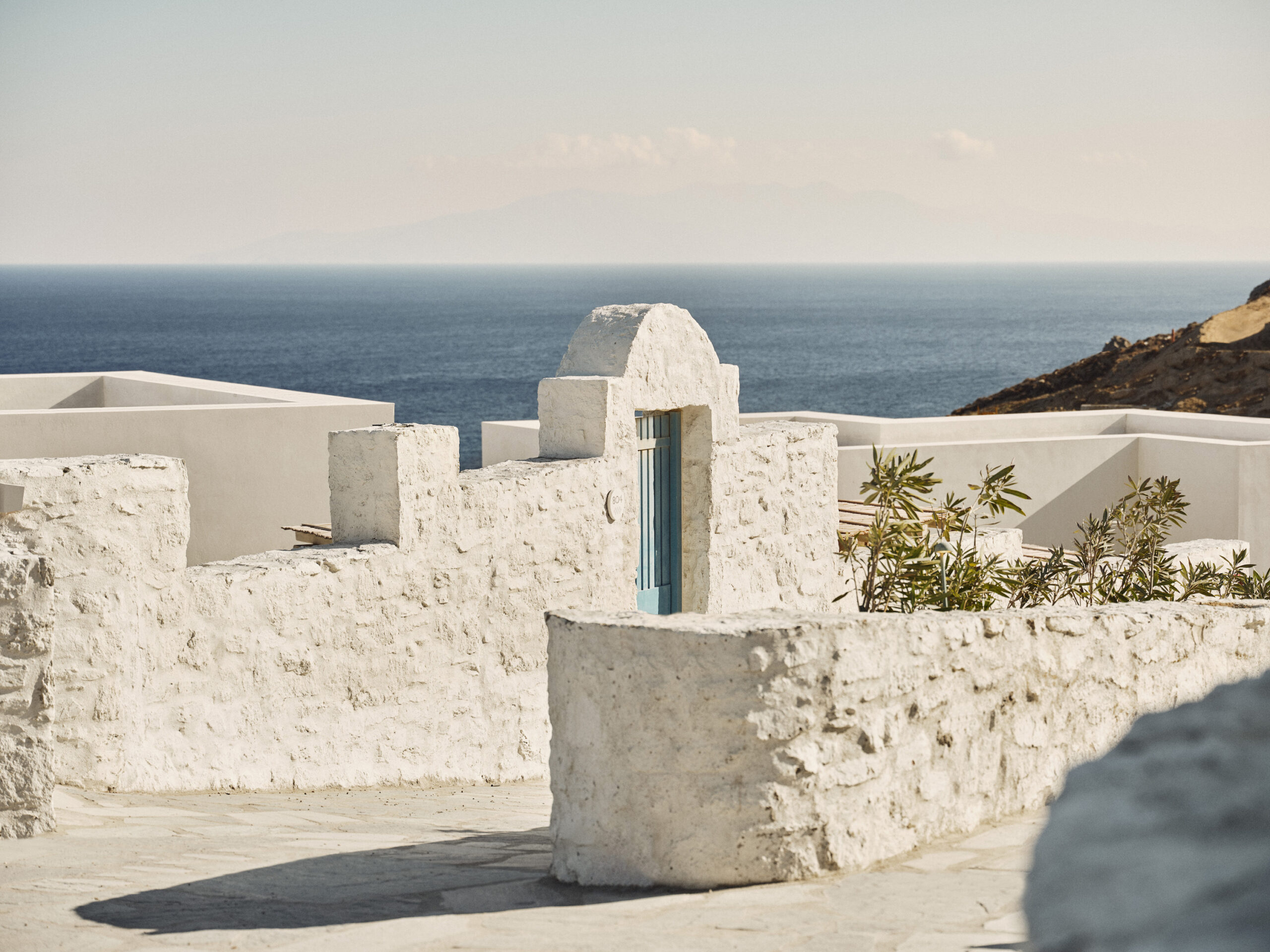 Four Seasons Mykonos, articolo su Plume Magazine